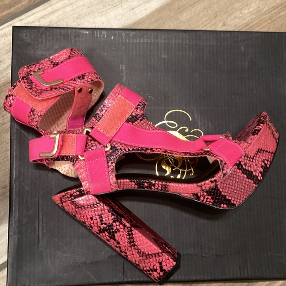 New Strappy Caged Elastane
Harness Chunky
Platform high Heel
Sandals - Picture 3 of 8